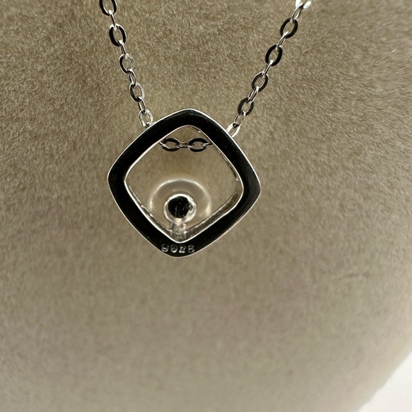 Silver 925 and Pearl Diamond Shape Necklace - Picture 4 of 8